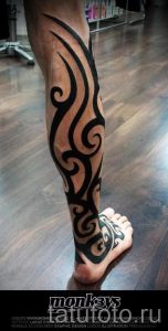 фото - тату трайбл на ноге - пример для статьи про значение 2052 tatufoto.ru