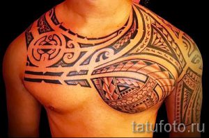 фото - тату трайбл на плече мужские - пример для статьи про значение 3056 tatufoto.ru