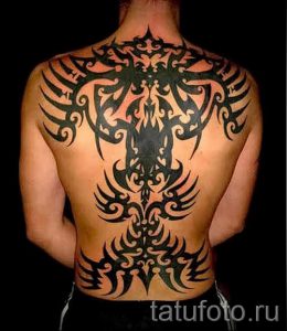 фото - тату трайбл на спине - пример для статьи про значение 1061 tatufoto.ru