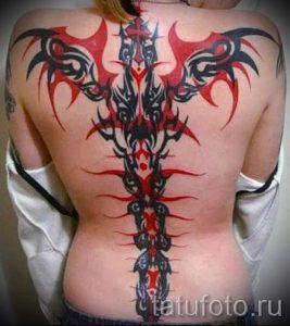 фото - тату трайбл на спине - пример для статьи про значение 2062 tatufoto.ru