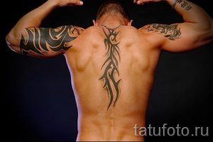 фото - тату трайбл на спине - пример для статьи про значение 3063 tatufoto.ru