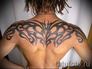 фото - тату трайбл на спине - пример для статьи про значение 4064 tatufoto.ru