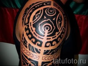 фото - татуировки в стиле трайбл - пример для статьи про значение 2070 tatufoto.ru