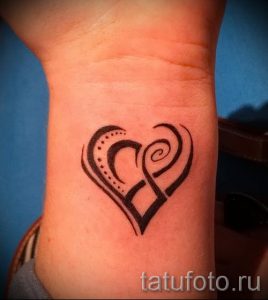 фото - трайбл тату на запястье - пример для статьи про значение 1076 tatufoto.ru