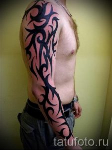фото - трайбл тату на руке - пример для статьи про значение 1077 tatufoto.ru