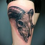 череп овен тату - фото готовой татуировки от 02082016 3127 tatufoto.ru