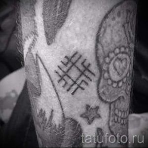 Foto Slavic Swastika Tattoo Reize - Fotos des fertigen Tätowierung auf 02092016 5010 tatufoto.ru