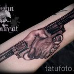 Pistole Tattoo auf ihrem Handgelenk - ein Foto des fertigen Tätowierung 01092016 1010 tatufoto.ru