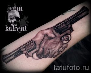 Pistole Tattoo auf ihrem Handgelenk - ein Foto des fertigen Tätowierung 01092016 1010 tatufoto.ru