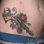 Pistolen-Tattoo auf dem Bauch - ein Foto des fertigen Tätowierung 01092016 1012 tatufoto.ru