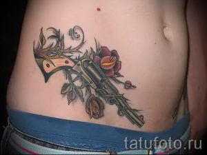 Pistolen-Tattoo auf dem Bauch - ein Foto des fertigen Tätowierung 01092016 1012 tatufoto.ru