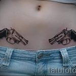 Pistolen-Tattoo auf dem Bauch - ein Foto des fertigen Tätowierung 01092016 2013 tatufoto.ru