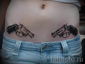 Pistolen-Tattoo auf dem Bauch - ein Foto des fertigen Tätowierung 01092016 2013 tatufoto.ru