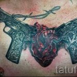 Pistolen-Tattoo auf der Brust - ein Foto des fertigen Tätowierung 01092016 1014 tatufoto.ru