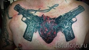 Pistolen-Tattoo auf der Brust - ein Foto des fertigen Tätowierung 01092016 1014 tatufoto.ru