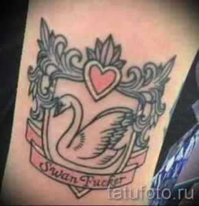 schwan-tattoo-auf-ihrem-handgelenk-ein-foto-ein-beispiel-fur-die-fertigen-tatowierung-1013-tatufoto-ru