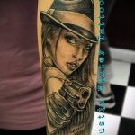 Tattoo-Mädchen mit einer Pistole - ein Foto des fertigen Tätowierung 01092016 1051 tatufoto.ru