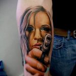 Tattoo-Mädchen mit einer Pistole - ein Foto des fertigen Tätowierung 01092016 2052 tatufoto.ru
