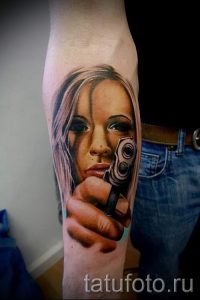 Tattoo-Mädchen mit einer Pistole - ein Foto des fertigen Tätowierung 01092016 2052 tatufoto.ru