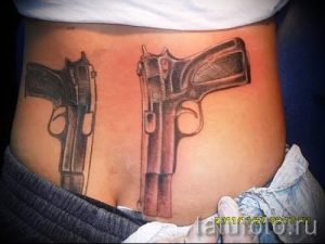 Tattoo-Pistole an der Hüfte - ein Foto des fertigen Tätowierung 01092016 1053 tatufoto.ru