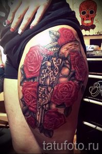 Tattoo-Pistole auf den Oberschenkel - ein Foto des fertigen Tätowierung 01092016 1054 tatufoto.ru
