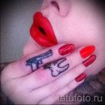Tattoo-Pistole auf seinem Finger - ein Foto des fertigen Tätowierung 01092016 1056 tatufoto.ru