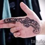 Tattoo-Pistole in seiner Hand - ein Foto des fertigen Tätowierung 01092016 1059 tatufoto.ru