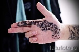 Tattoo-Pistole in seiner Hand - ein Foto des fertigen Tätowierung 01092016 1059 tatufoto.ru