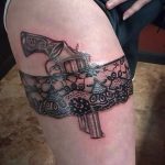 Tattoo-Strumpfband mit Pistole - Foto des fertigen Tätowierung 01092016 1062 tatufoto.ru