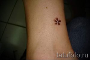 einfache Tattoo-Blumen - Fotos der fertigen Tätowierung 02092016 1028 tatufoto.ru