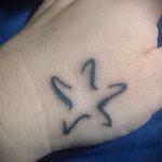 einfache Tätowierung auf der Hand - Foto Beispiel des fertigen Tätowierung 02092016 1013 tatufoto.ru
