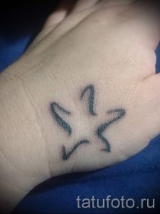 einfache Tätowierung auf der Hand - Foto Beispiel des fertigen Tätowierung 02092016 1013 tatufoto.ru