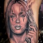 fille de tatouage avec une arme à feu - une photo du tatouage fini 01092016 1001 tatufoto.ru