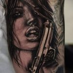 fille de tatouage avec une arme à feu - une photo du tatouage fini 01092016 2002 tatufoto.ru