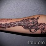 gun tattoo on her wrist - a photo of the finished tattoo 01092016 1005 tatufoto.ru