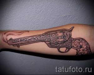 gun tattoo on her wrist - a photo of the finished tattoo 01092016 1005 tatufoto.ru
