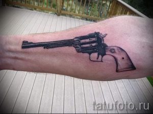 gun tattoo on her wrist - a photo of the finished tattoo 01092016 2006 tatufoto.ru