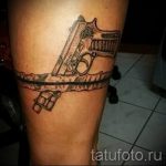 jarretière de tatouage avec un pistolet - photo du tatouage fini 01092016 1007 tatufoto.ru