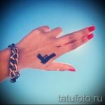 pistolet de tatouage sur son doigt - une photo du tatouage fini 01092016 1022 tatufoto.ru