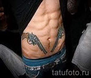 pistolets de tatouage sur le ventre - une photo du tatouage fini 01092016 2024 tatufoto.ru