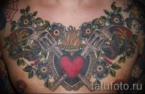 pistolets de tatouage sur sa poitrine - une photo du tatouage fini 01092016 1025 tatufoto.ru