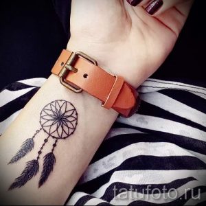 simple tattoo on her wrist - a photo of the finished tattoo 02092016 1080 tatufoto.ru