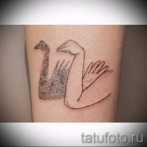 swan-tattoo-on-her-wrist-a-photo-an-example-of-the-finished-tattoo-1017-tatufoto-ru