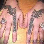 прикольная тату с пистолетами на руку и пальцы - фото