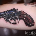 tattoo gun on his hand - a photo of the finished tattoo 01092016 1044 tatufoto.ru