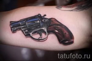 tattoo gun on his hand - a photo of the finished tattoo 01092016 1044 tatufoto.ru