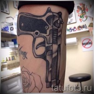 tattoo gun on his leg - a photo of the finished tattoo 01092016 1045 tatufoto.ru