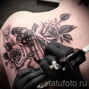 tattoo gun with roses - a photo of the finished tattoo 01092016 2049 tatufoto.ru