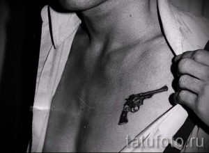 tattoo in the form of a pistol - a photo of the finished tattoo 01092016 1050 tatufoto.ru