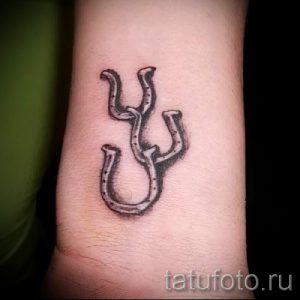 Тату Подкова фото - наколка на удачу фото 7212 tatufoto.ru